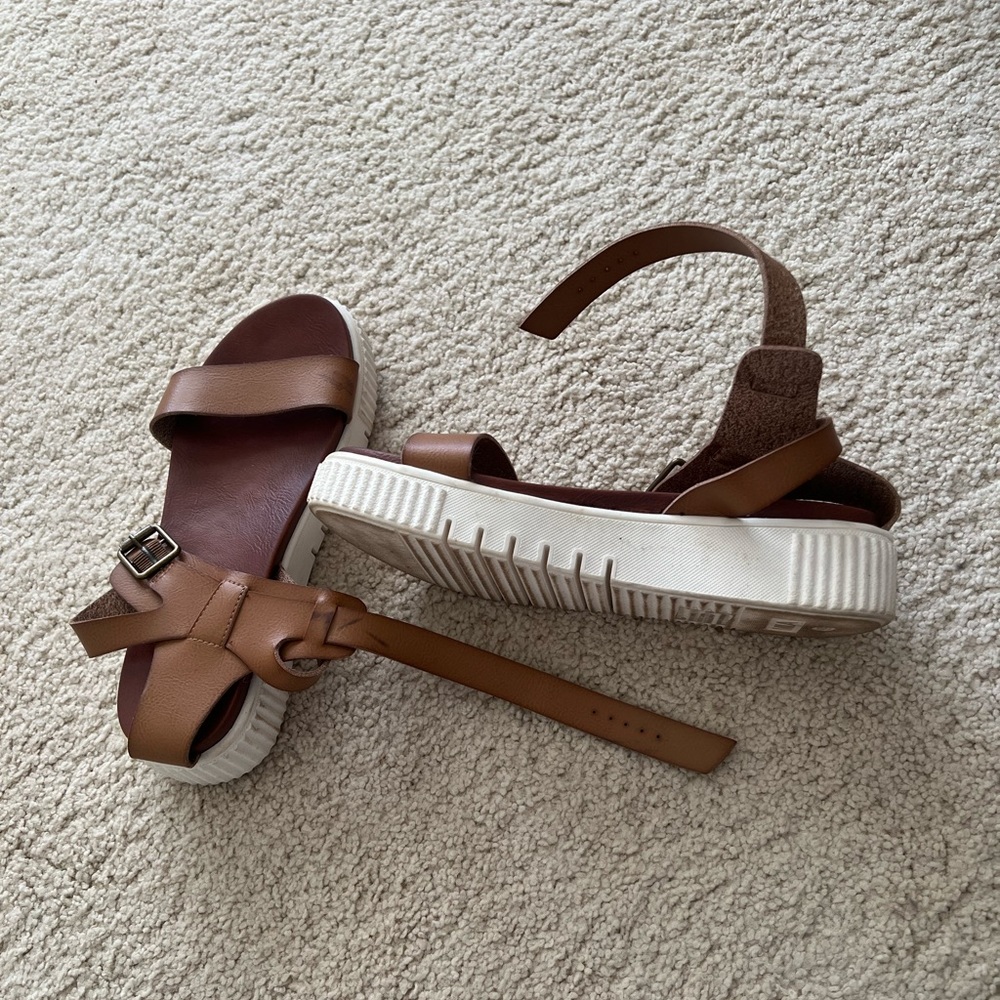 MIA Platform Sandal size 8.5